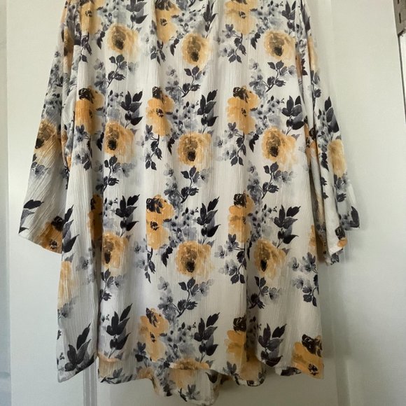 Women's Floral Top - Picture 2 of 5